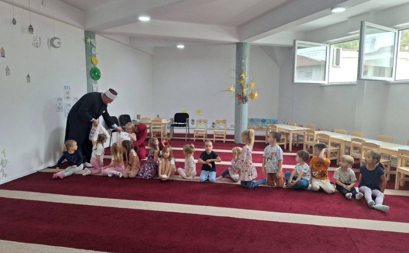 MIZ Gračanica obradovao djecu paketićima