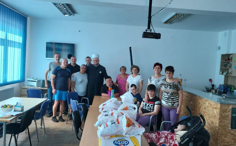 Medžlis Islamske zajednice Gračanica posjetio Udruženje “Futura” i obradovao djecu paketićima