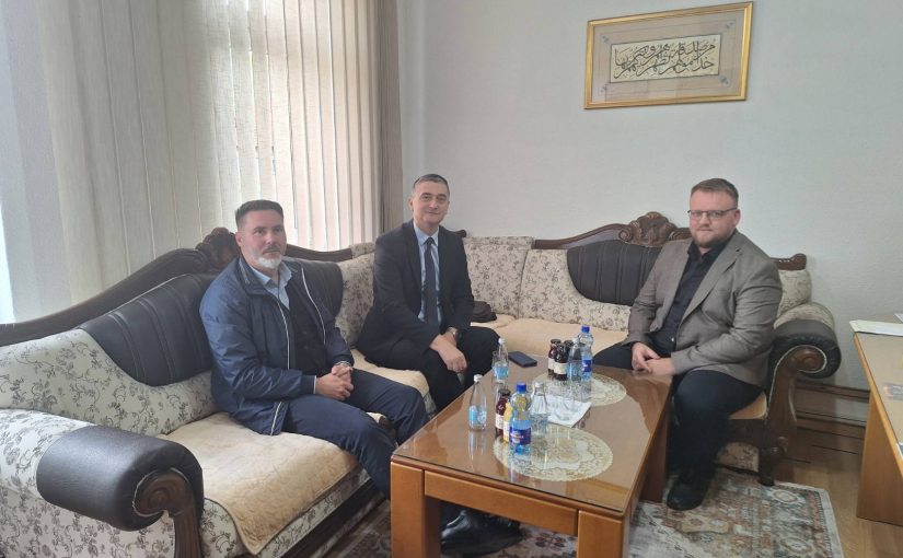 Direktor Specijalne biblioteke „Behram-beg“ i glavni imam MIZ Živinice u posjeti Medžlisu Gračanica
