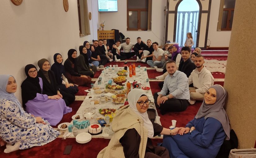 OMLADINA DŽEMATA VRANOVIĆI U POSJETI NA OMLADINSKOM DRUŽENJU I IFTARU