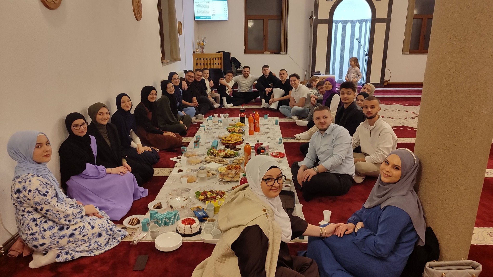 OMLADINA DŽEMATA VRANOVIĆI U POSJETI NA OMLADINSKOM DRUŽENJU I IFTARU